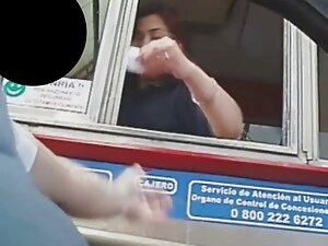 ブロンドは強い黒人男性のメンバーにジャン ...