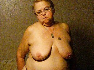 フェラチオを与え、彼女の足でディックスを ...