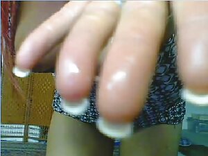 美しいブルネットは著しくめまいがあり、オ ...