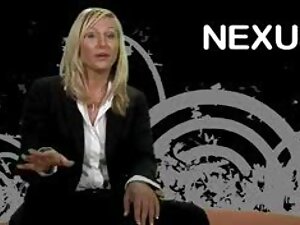 ブルネットは鶏の脂肪を飲み込む。 女性  ...