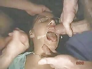 セックスの後に自分の足に精子を与えるロシ ...