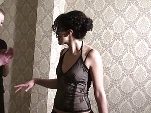 卵を吸う女の子とメンバーのレズビアンの雛 ...