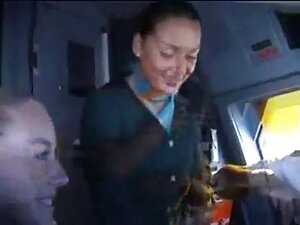 黒髪はフェラチオをします。 女の子 アダ ...