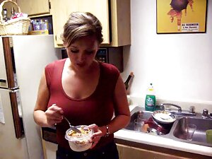 リボンを持つ若い女の子は、口を通して仕事 ...