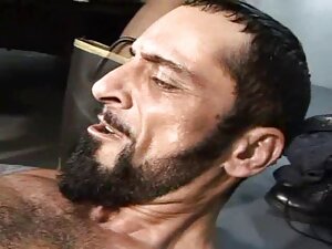 若い女性は癌に犯され、コックの上にジャン ...