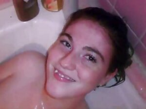 離婚した女性は隣人に彼女を食べるように頼 ...