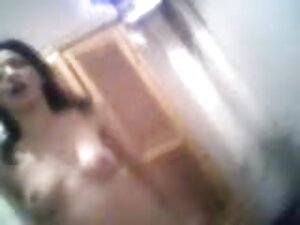 黒人女性はバーでバーテンダーを食べる。  ...