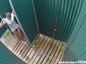 テーブルの上で男とセックスをしている先生 ...