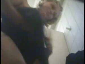 若い女性がディルドからうめき声を上げてい ...