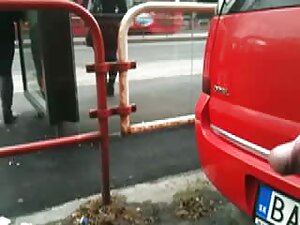 ブロンドの入れ墨を持つ筋肉の男。 女の子 ...