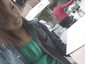 男はソファの上で成熟した女性を食べる。  ...