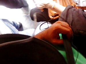 ブロンドは自分自身を見るのが大好きです。 ...