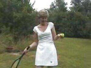 科学者たちは両側から女性を性交する。 女 ...