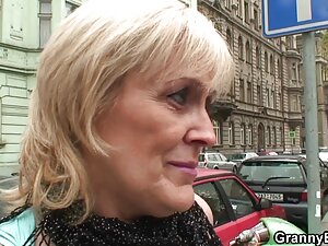 ブロンドのお尻の肛門性の後部座席です。  ...