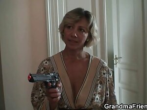 黒人男性は、万田でブロンドをフライドポテ ...