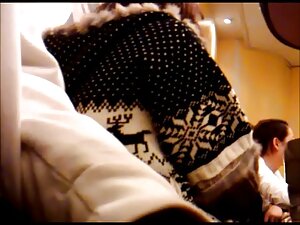 鼻の鼻を持つ女の子は床にセックスをしてい ...