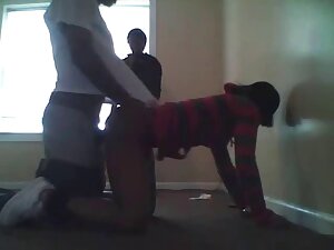 男は寝室で女の子を性交し、それで終わる。 ...