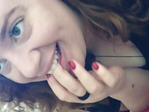 ロンドンの川は、学生をからかう。 女性  ...