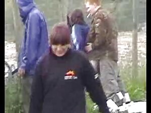 女の子はキャストする前に車の中で傷ついて ...