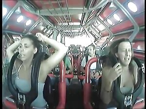 おさげを持つ女の子は雄鶏を吸う。 レズビ ...