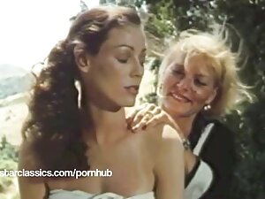 黒人男性は彼のガールフレンドの額を鶏で平 ...